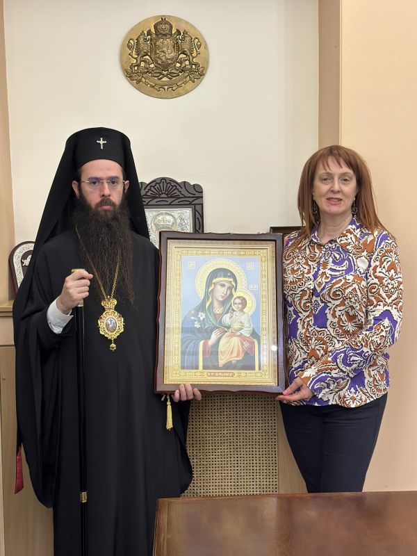 Сливенският митрополит Арсений посети областния управител на област Бургас проф. Мария Нейкова