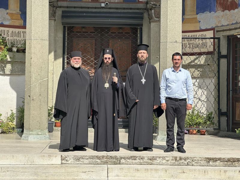Сливенският митрополит Арсений посети централните енории в Ямбол