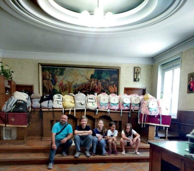 Приключи кампанията на Сливенска митрополия за подпомагане на първокласници от социално-слаби семейства