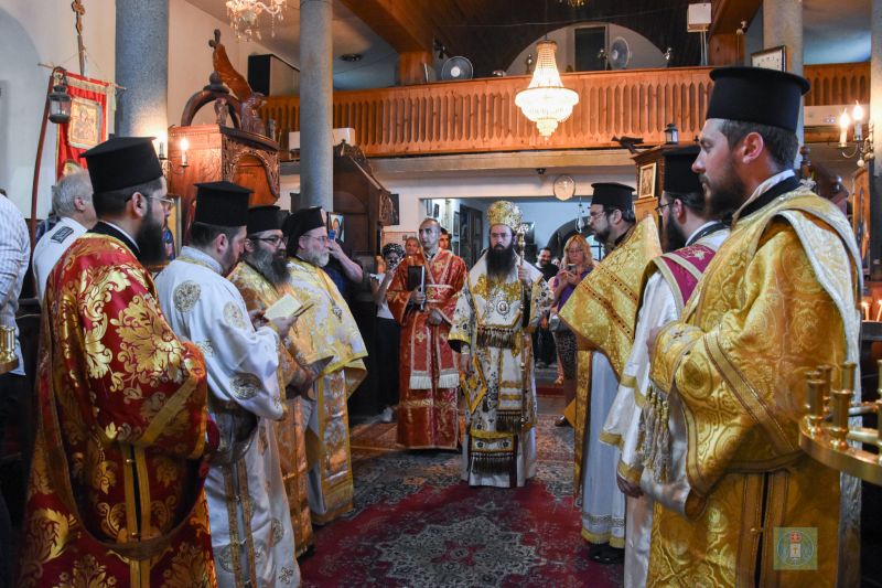 Архиерейска света Литургия в Черноморец