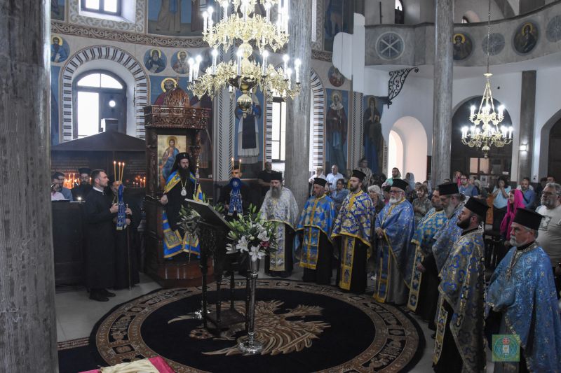 Архиерейска вечерня и Молебен канон на Пресвета Богородица положиха начало на Богородичния пост в Сливен