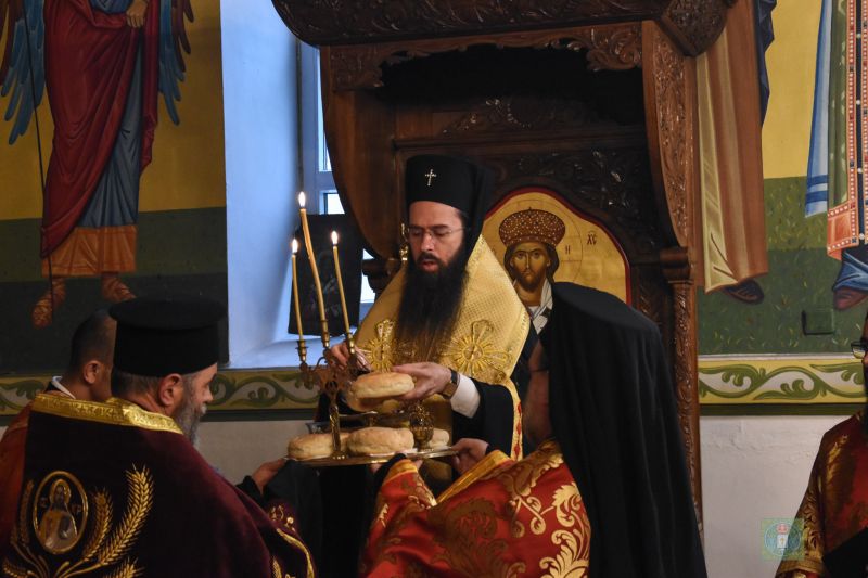 Празнична вечерня с петохлебие в Приморско