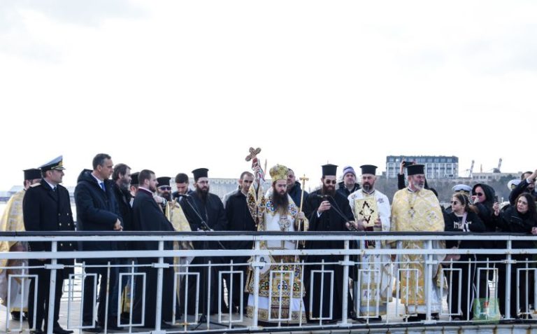Потапяне на св. Кръст в Бургас