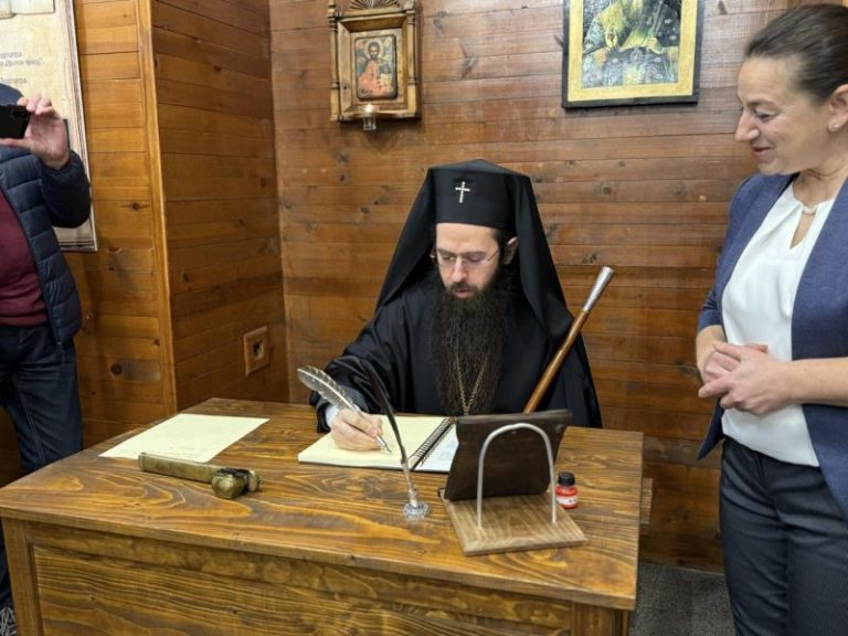 Сливенският митрополит Арсений благослови третия Котленски препис на „История Славянобългарска“ в Котел