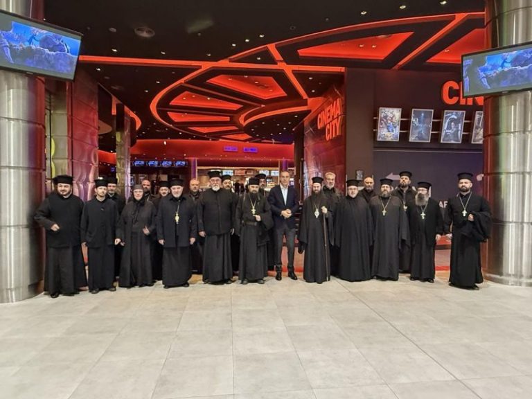 Сливенският митрополит Арсений бе на премиерата на филма "Не затваряй очи"