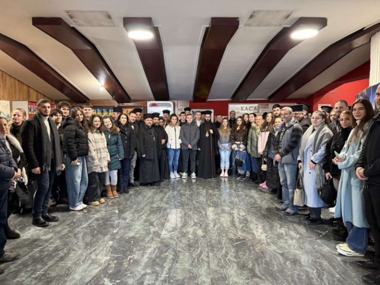 Сливенският митрополит Арсений и ученици присъстваха на премиерата на филма "Не затваряй очи" в гр. Сливен