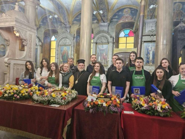 Ученици ПГСАГ „Кольо Фичето“ украсиха икони с цветя в Бургас