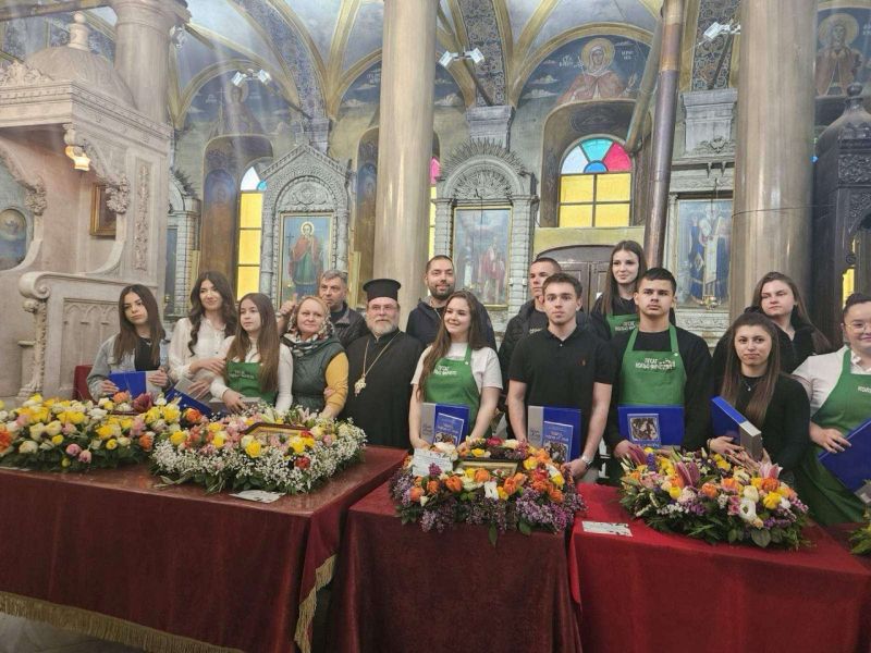 Ученици ПГСАГ „Кольо Фичето“ украсиха икони с цветя в Бургас