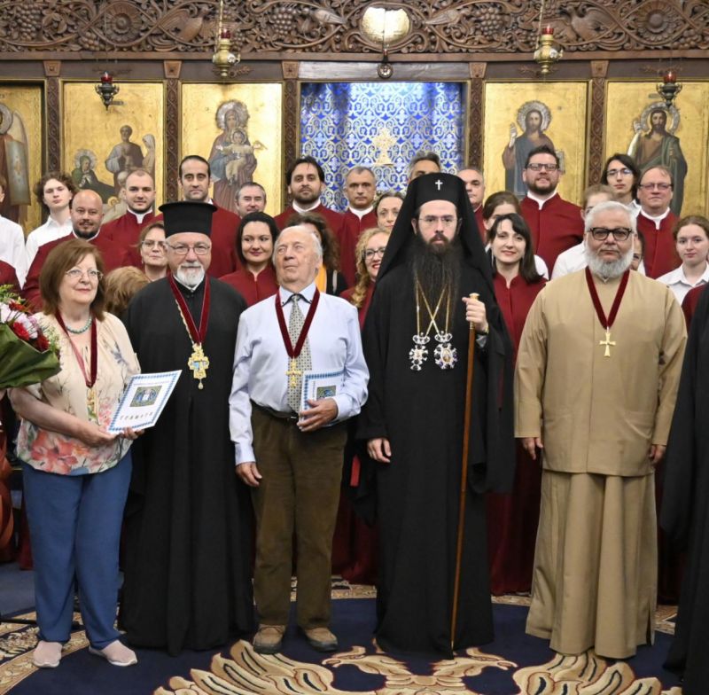 Сливенският митрополит Арсений отличи с ордени юбиляри на XXII Международен фестивал „Достойно есть“